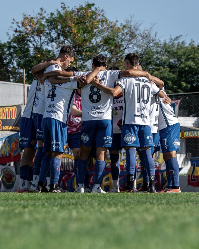 Club Atlético Colegiales team huddle
